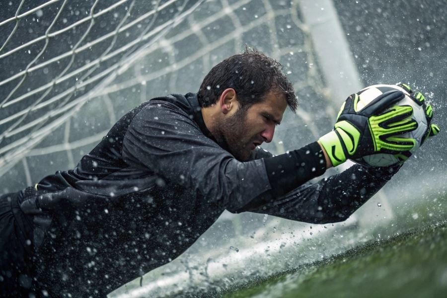 1001-goalkeeper-gloves-materials-weather-performance