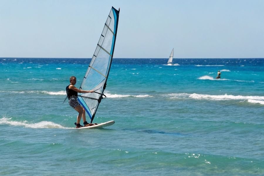 1056-conquer-waves-learn-windsurfing-yourself