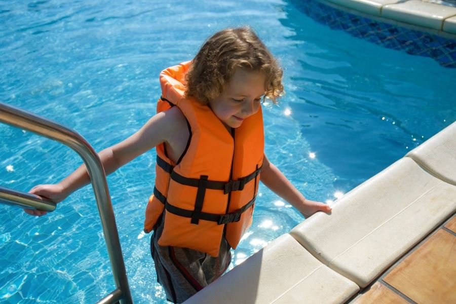 1094-choosing-child-swimming-vest-safety-guide