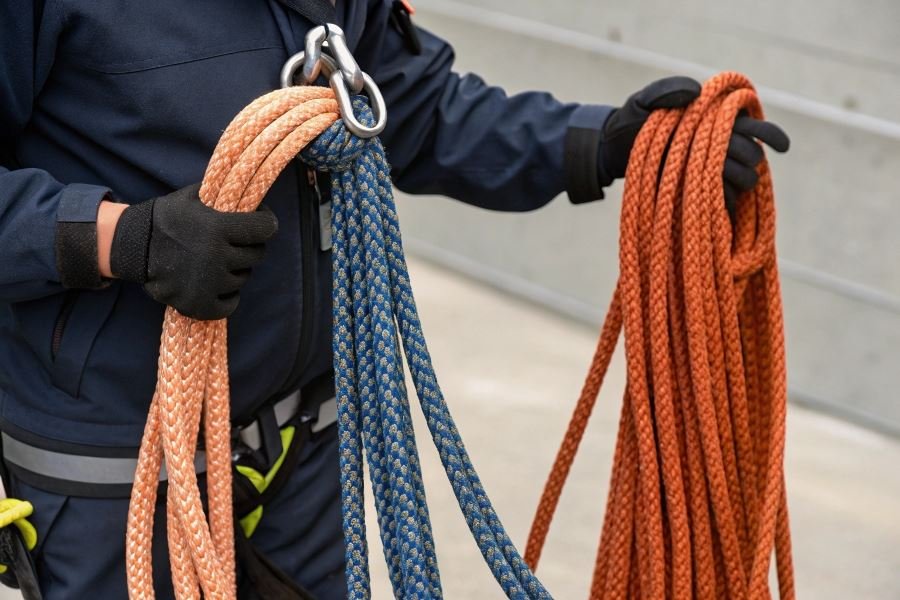 1124-rescue-lines-professional-operations-heroes
