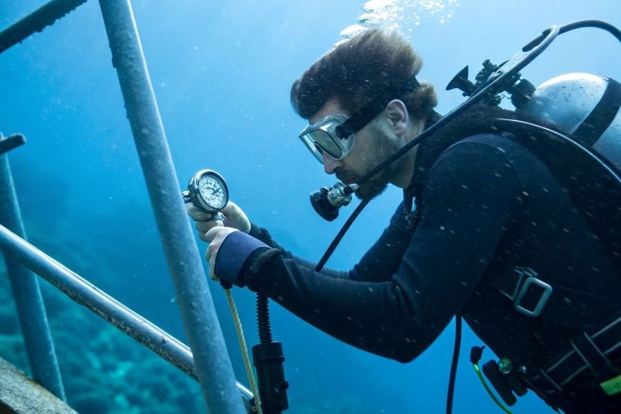 1152-diving-depth-gauge-reliable-underwater-companion