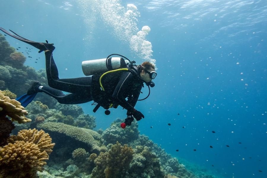 1163-buoyancy-compensators-for-comfortable-diving