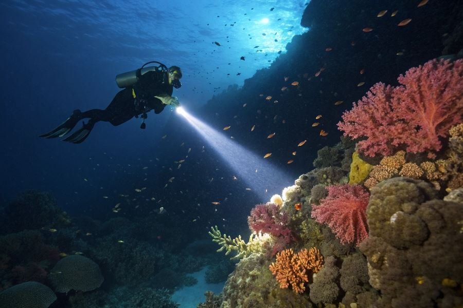 1207-diving-lights-underwater-exploration
