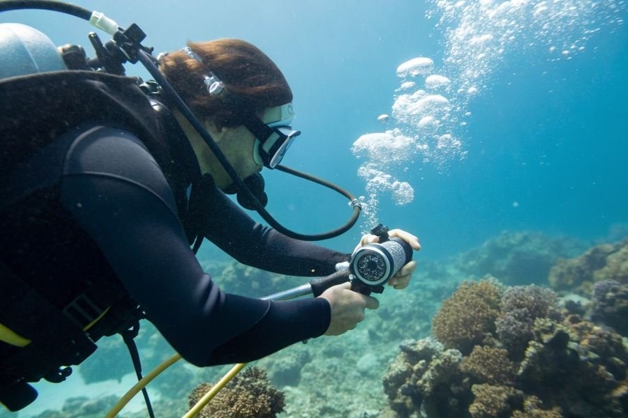 1212-diving-regulator-reliable-underwater-companion