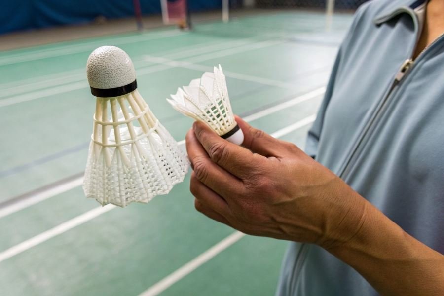 189-badminton-shuttlecocks-feather-or-plastic-choice