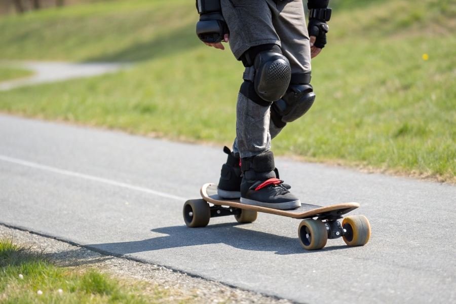 2063-electric-skateboards-thrill-safety-balance