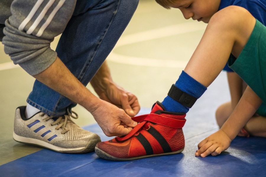 2448-choosing-first-sambo-shoes-for-kids