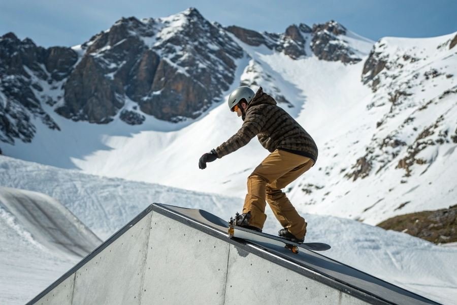 35-snowskating-winter-street-art