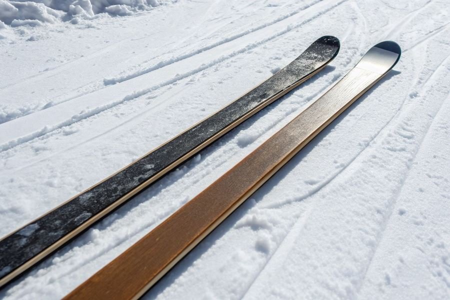 67-carving-vs-traditional-mountain-skis