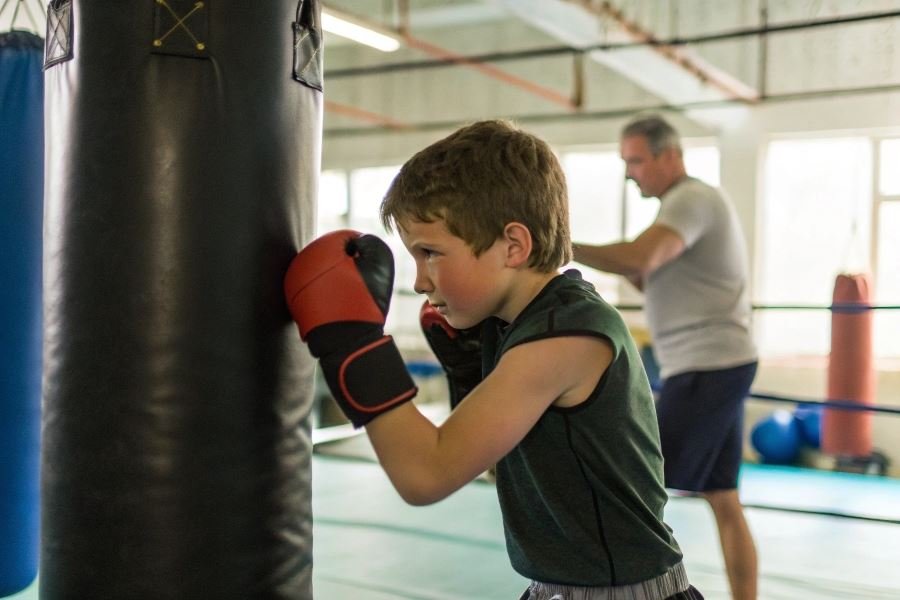 824-youth-boxing-equipment-selection-guide