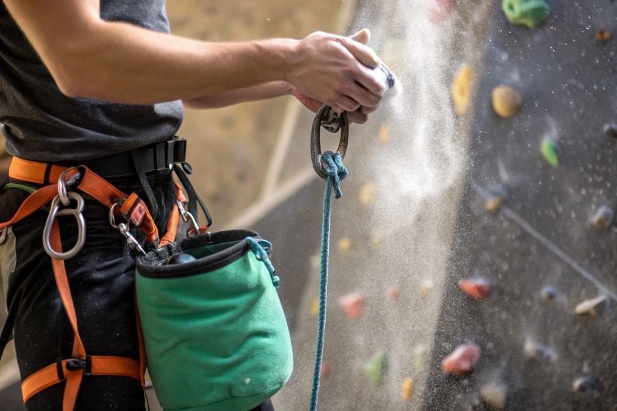 850-choosing-perfect-chalk-bag-for-climbing