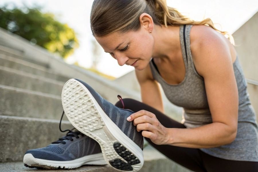 972-running-shoes-budget-vs-premium-choice
